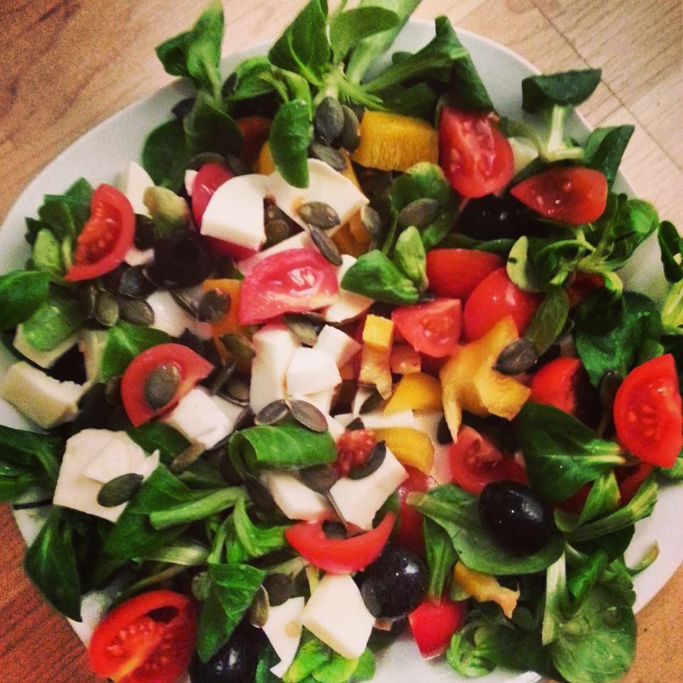 Kerniger Tomaten-Paprika-Mozzarella-Salat • fitnessfood4u